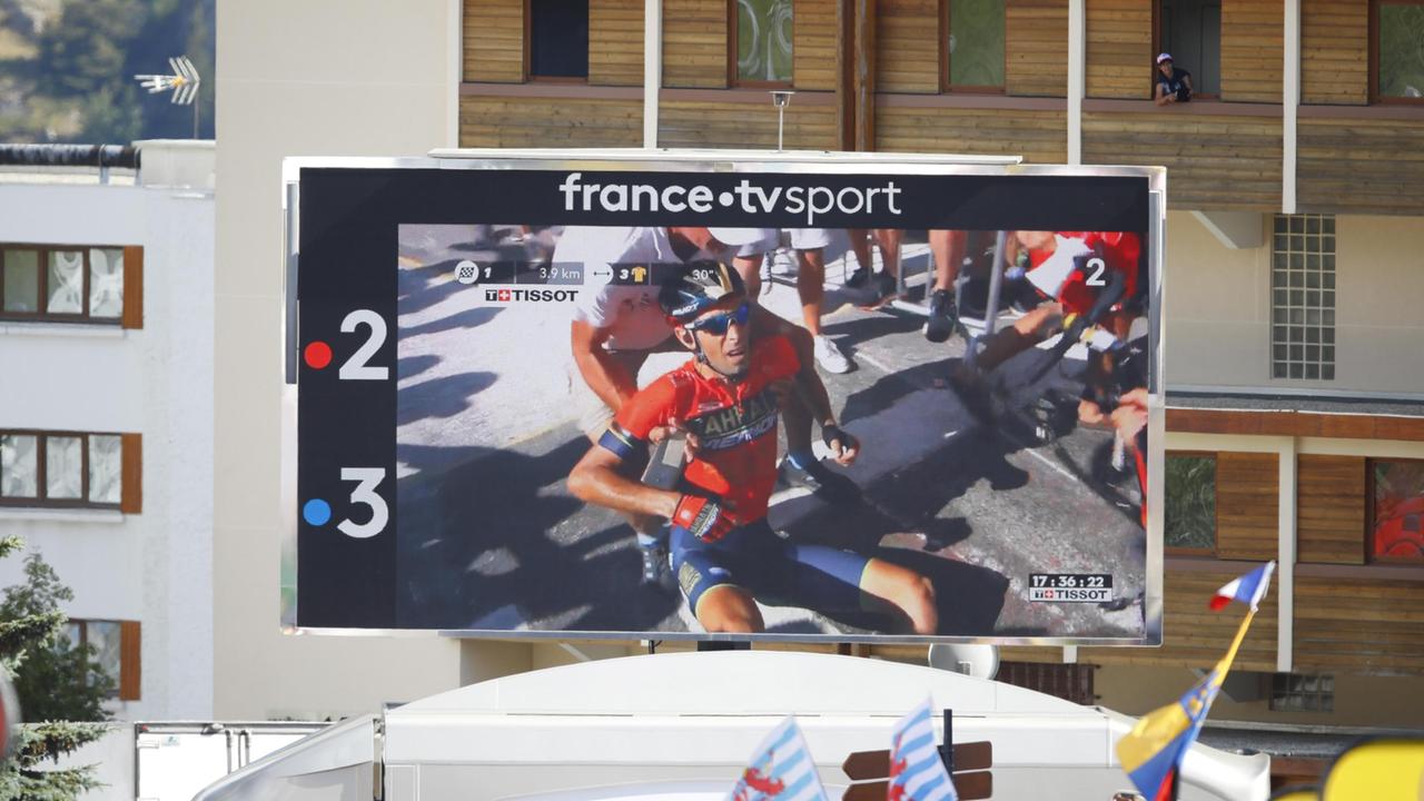 Tour de France, Nibali cade: si teme la frattura vertebrale