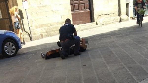 L'uomo soccorso da un poliziotto