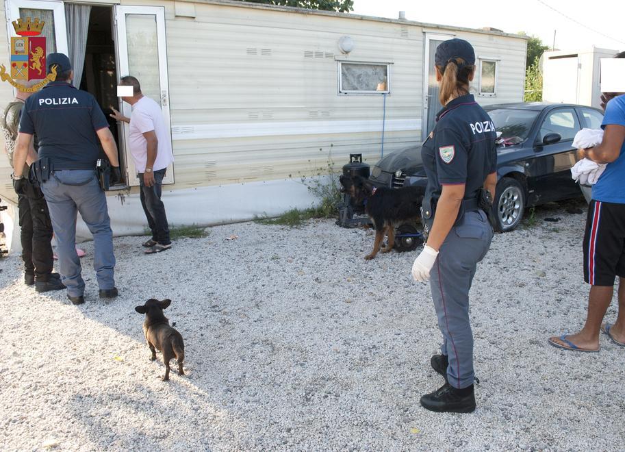 Correggio, scatta la maxi-perquisizione nel campo sinti 