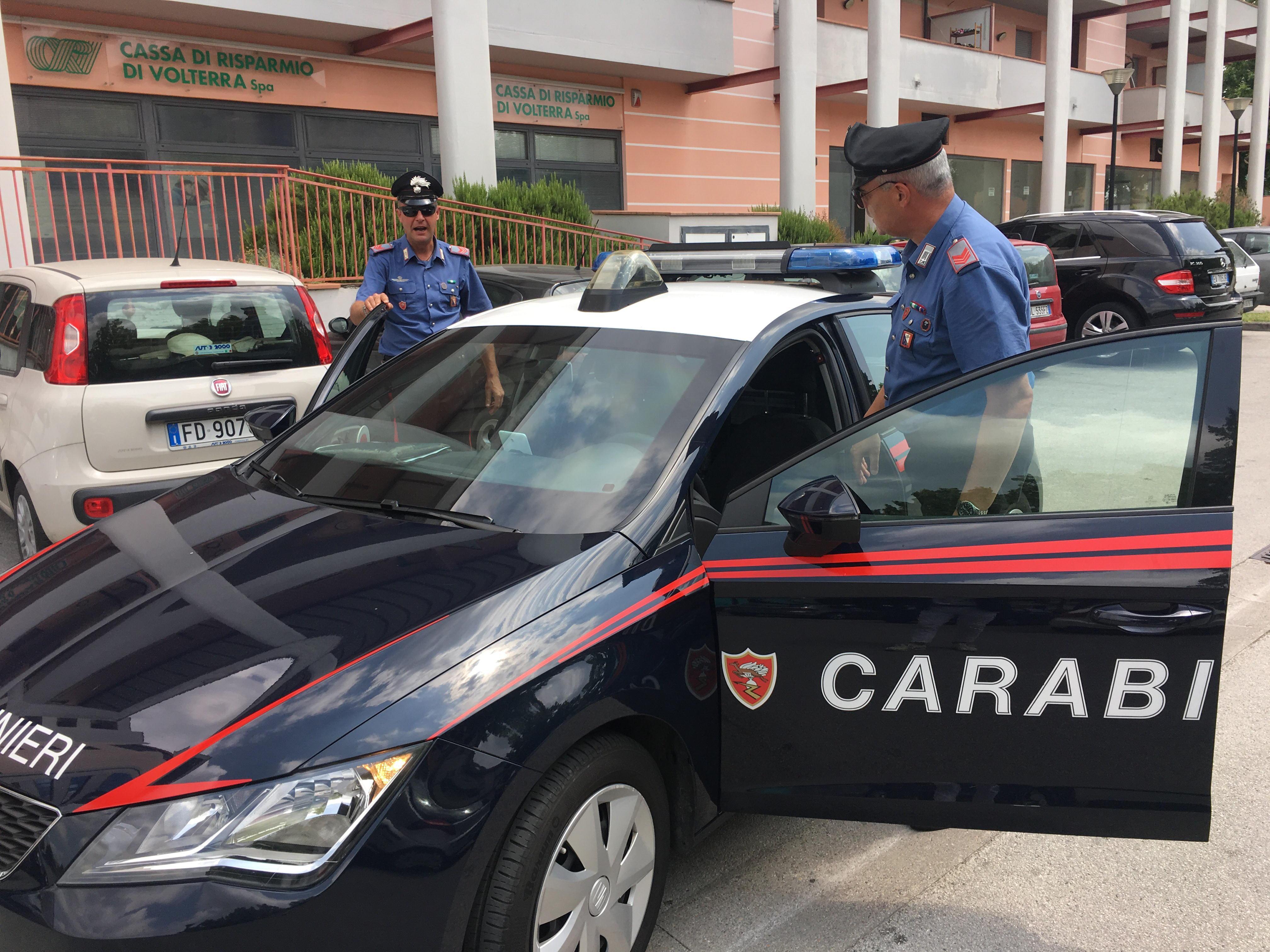Forza la serratura e aspetta la ex al buio in casa