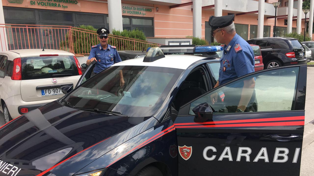 Forza la serratura e aspetta la ex al buio in casa
