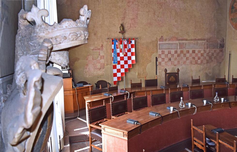 Sì al crocifisso in consiglio ma bocciate le chiese aperte 