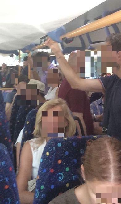 Viaggiatori in piedi sull’autobus diretto Montecatini-Firenze dopo lo stop ai treni 