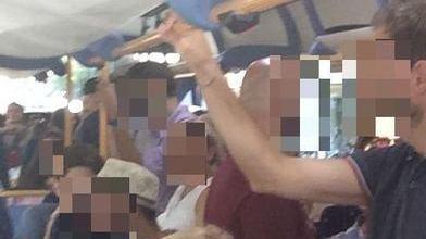 Viaggiatori in piedi sull’autobus diretto Montecatini-Firenze dopo lo stop ai treni