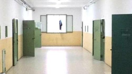Passa la droga al figlio durante il colloquio all’interno del carcere