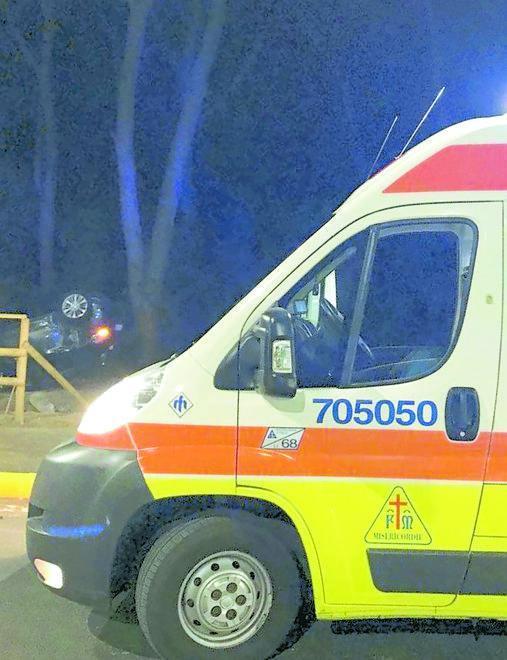 Urtano la rotatoria e si schiantano con l’auto su un pino 