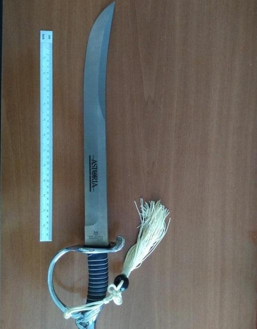 Nasconde tra i vestiti una lunga sciabola e due reggiseni rubati
