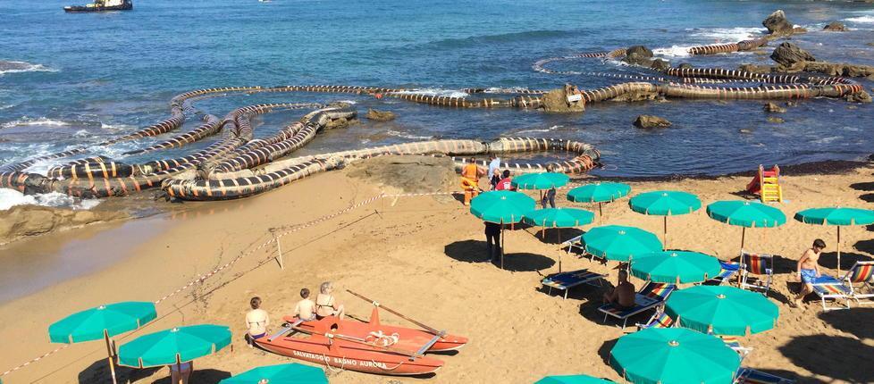 Disincagliato il maxi-tubo via ai lavori alla spiaggia