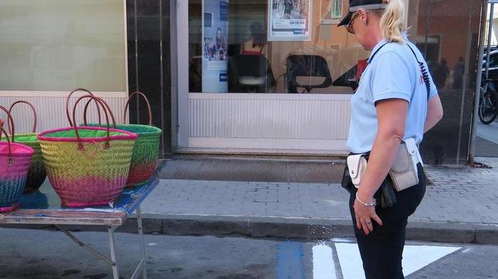 Tinta per cancellare gli stalli blu La protesta degli ambulanti