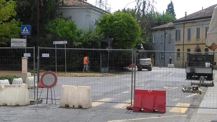 Nuove corsie e strisce pedonali nella rotatoria di San Rocco