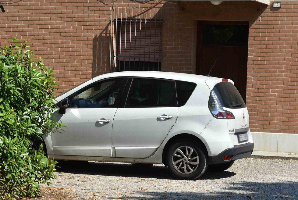 Investe la madre mentre fa retromarcia nel cortile di casa 