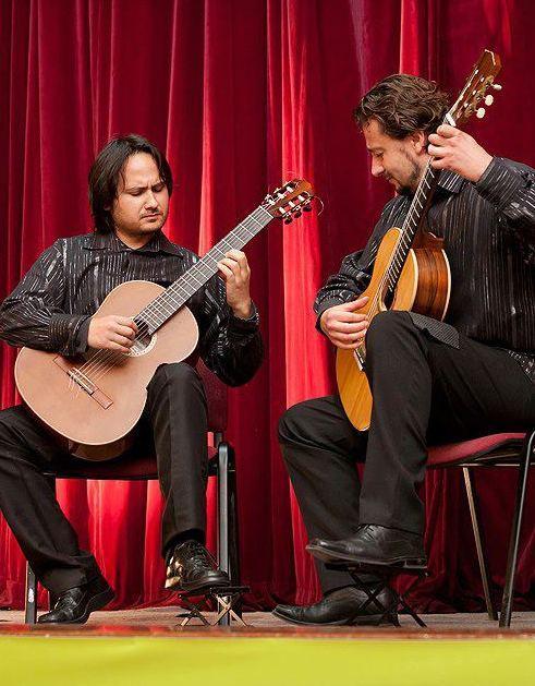 Duo di chitarra in scena in teatro