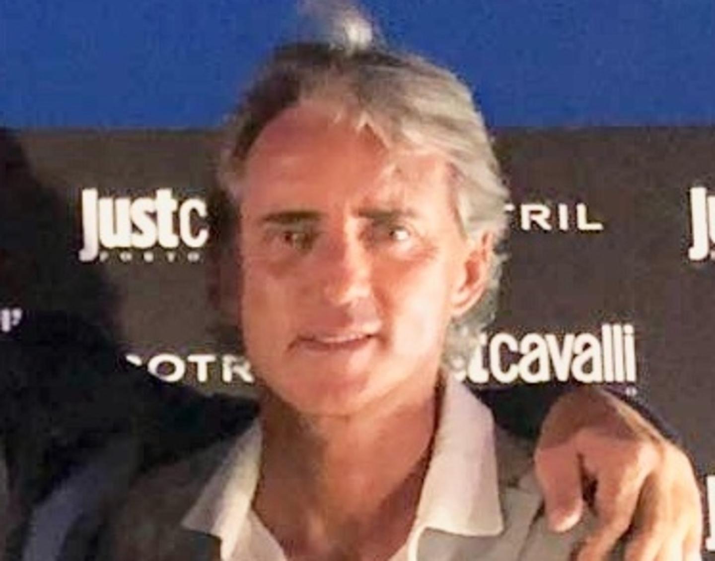 Roberto Mancini si rilassa in Costa gustando aragoste