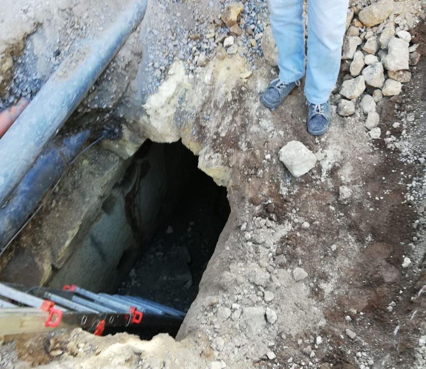 Condotta fognaria del 1800 ferma i lavori sulla strada