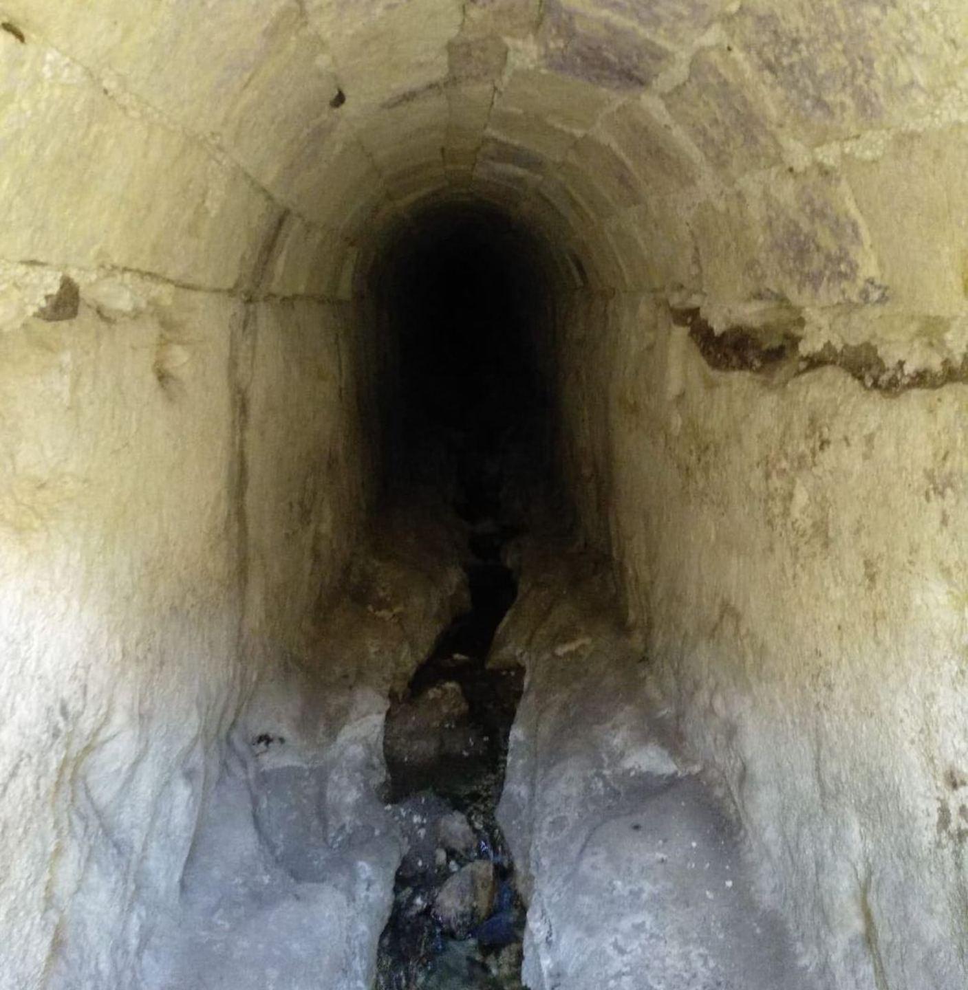 Una condotta del 1800 blocca il cantiere sulla strada 
