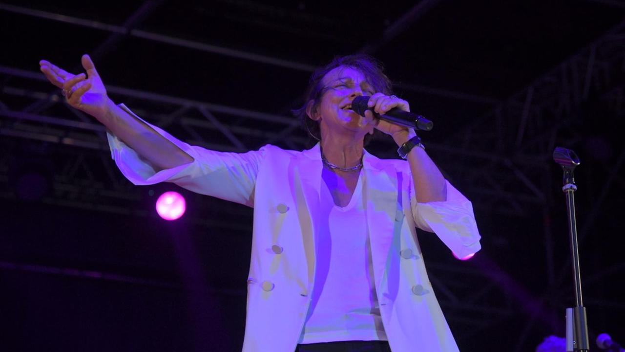 Canta Gianna Nannini, ventimila in piazza a Golfo Aranci