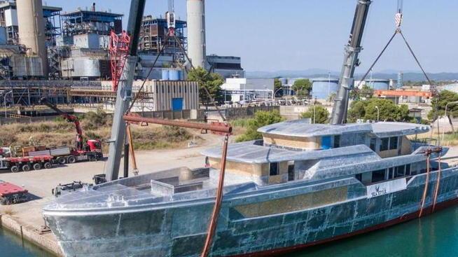 Varo del mega yacht e parcheggio nel porto della centrale Enel