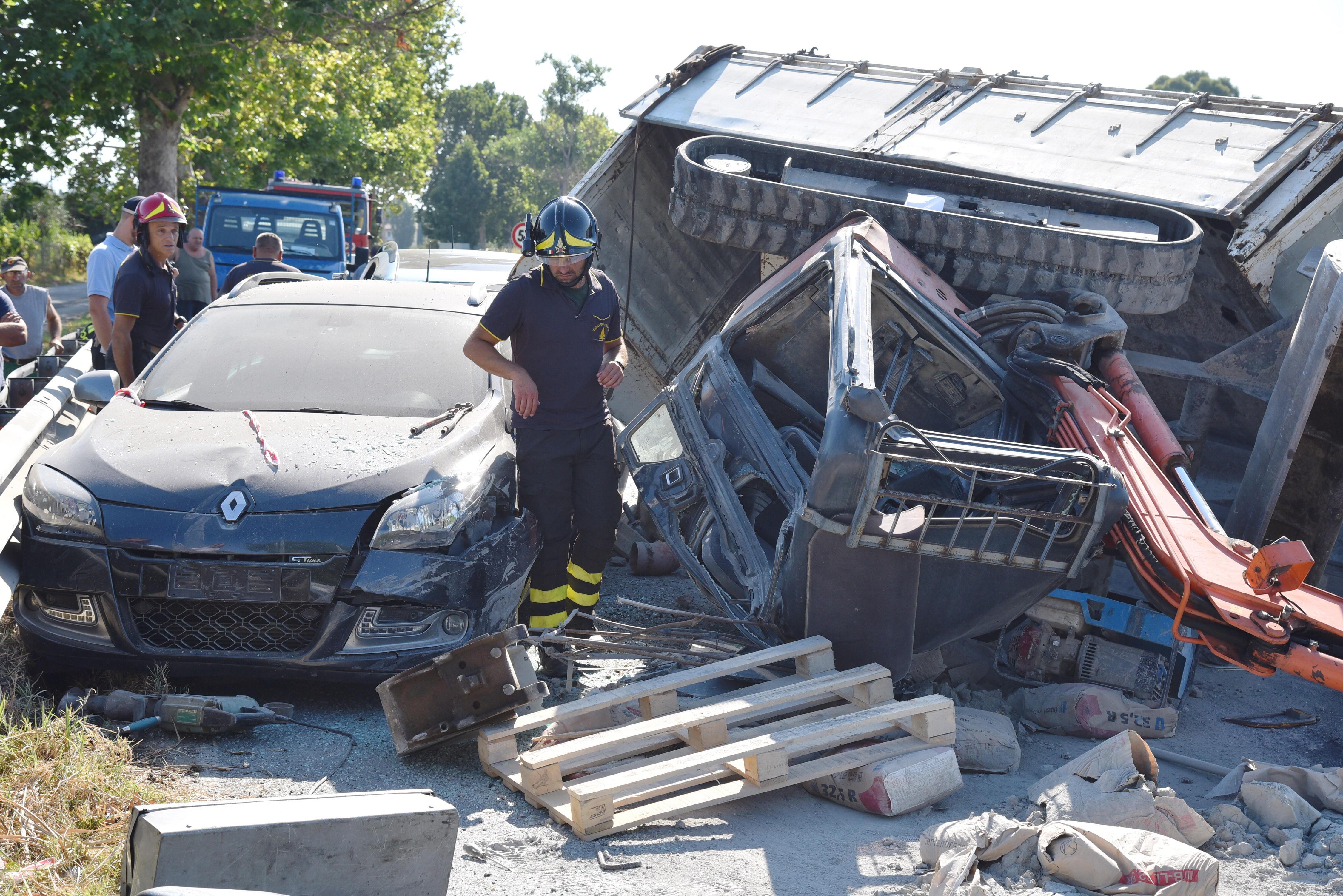 L'incidente sulle Collacchie che ha coinvolto un camion che trasportava un escavatore e due auto (foto Agenzia Bf)