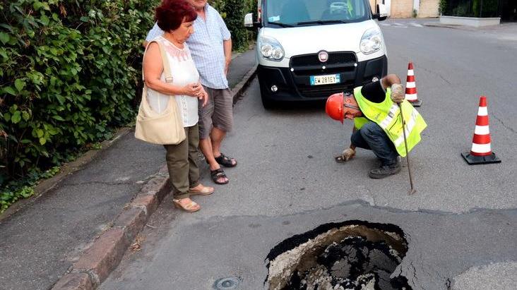 Modena, via Anderlini: lago d’acqua Cede l’asfalto in via del Sarto