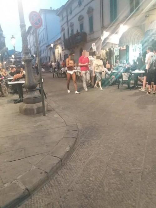 Il giovane di colore seminudo in via Magnolfi