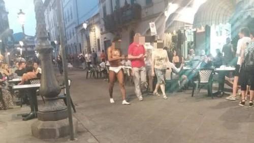 Il giovane di colore seminudo in via Magnolfi