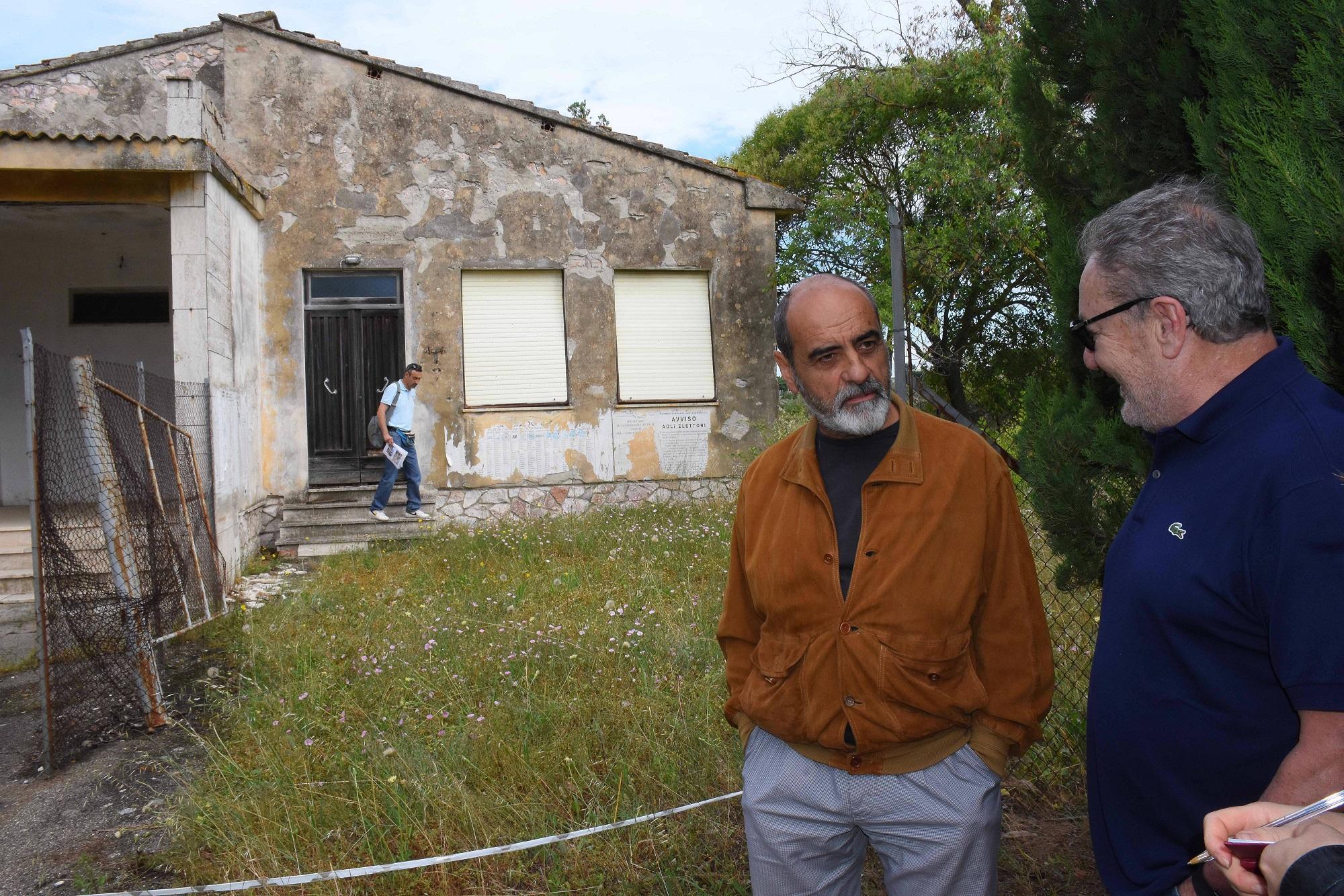 Edoardo Milesi (Studio Archeos) e Loriano Valentini (Isgrec) davanti alla scuolina di Maiano Lavacchio (foto Agenzia Bf)