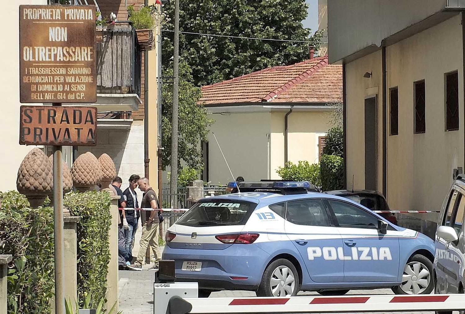 Un'auto della polizia di Stato e gli agenti in via del Brennero per i rilievi (foto Fabio Muzzi)