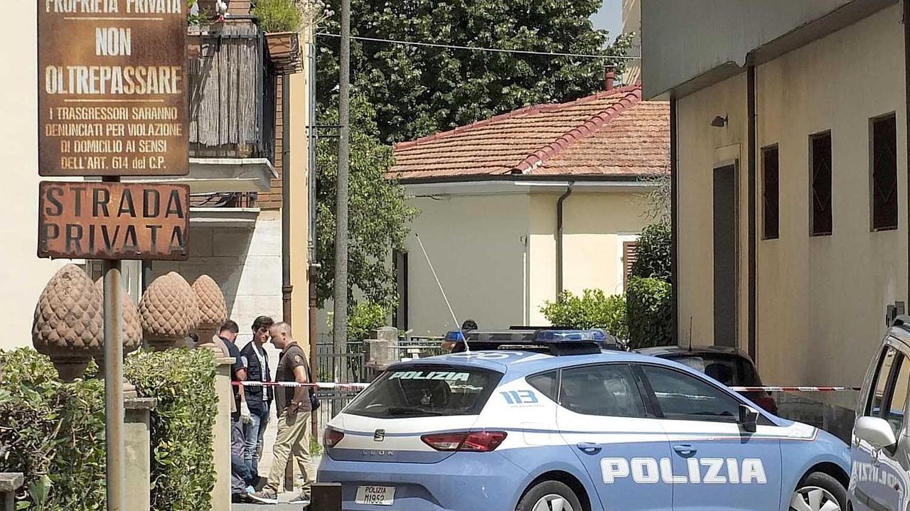 Un'auto della polizia di Stato e gli agenti in via del Brennero per i rilievi (foto Fabio Muzzi)