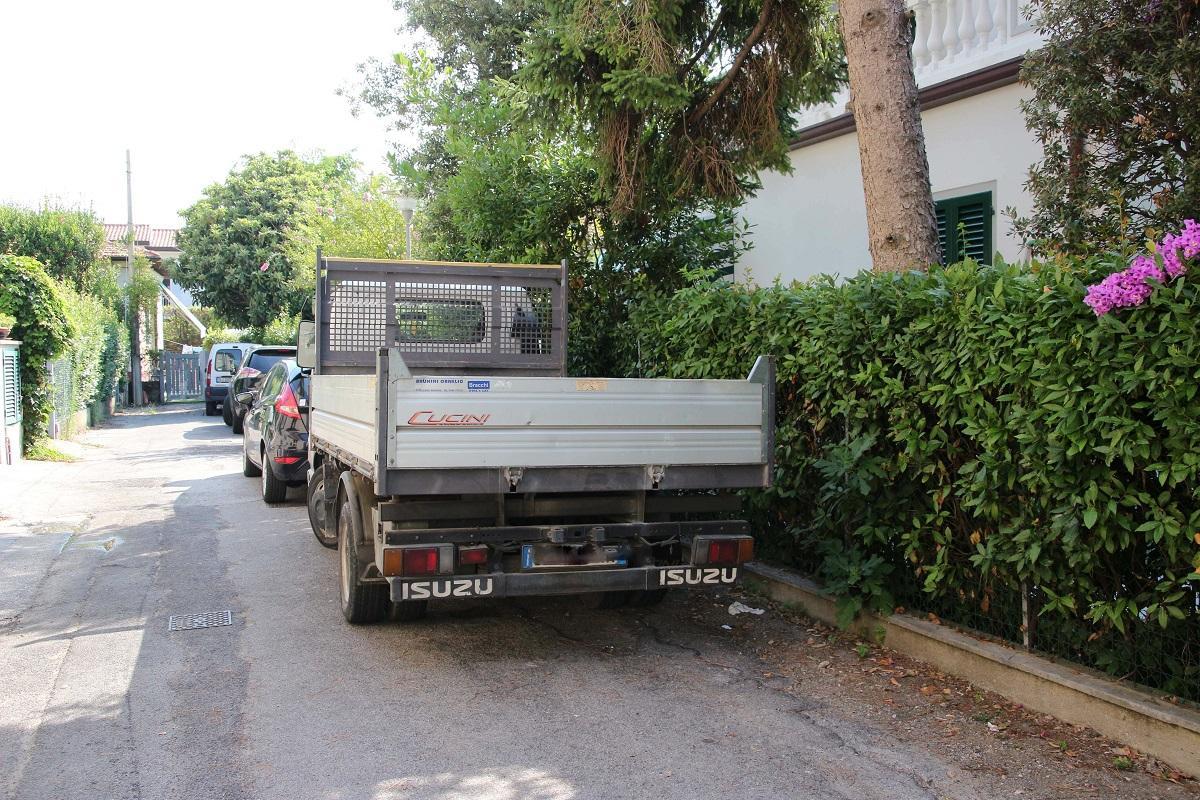 Il furgone dell'operaio che si è ferito