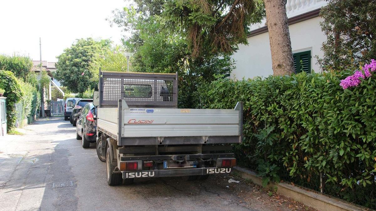 Il furgone dell'operaio che si è ferito