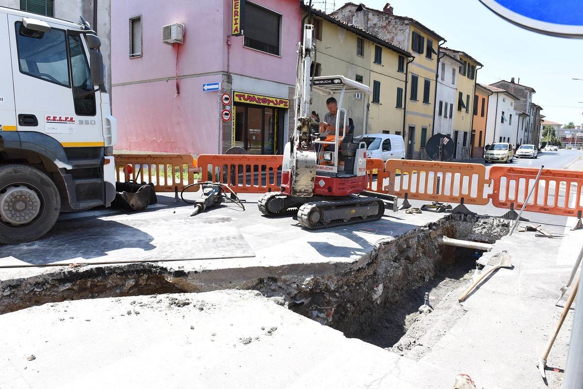 I lavori Geal in via di Tiglio (Foto Sernacchioli)