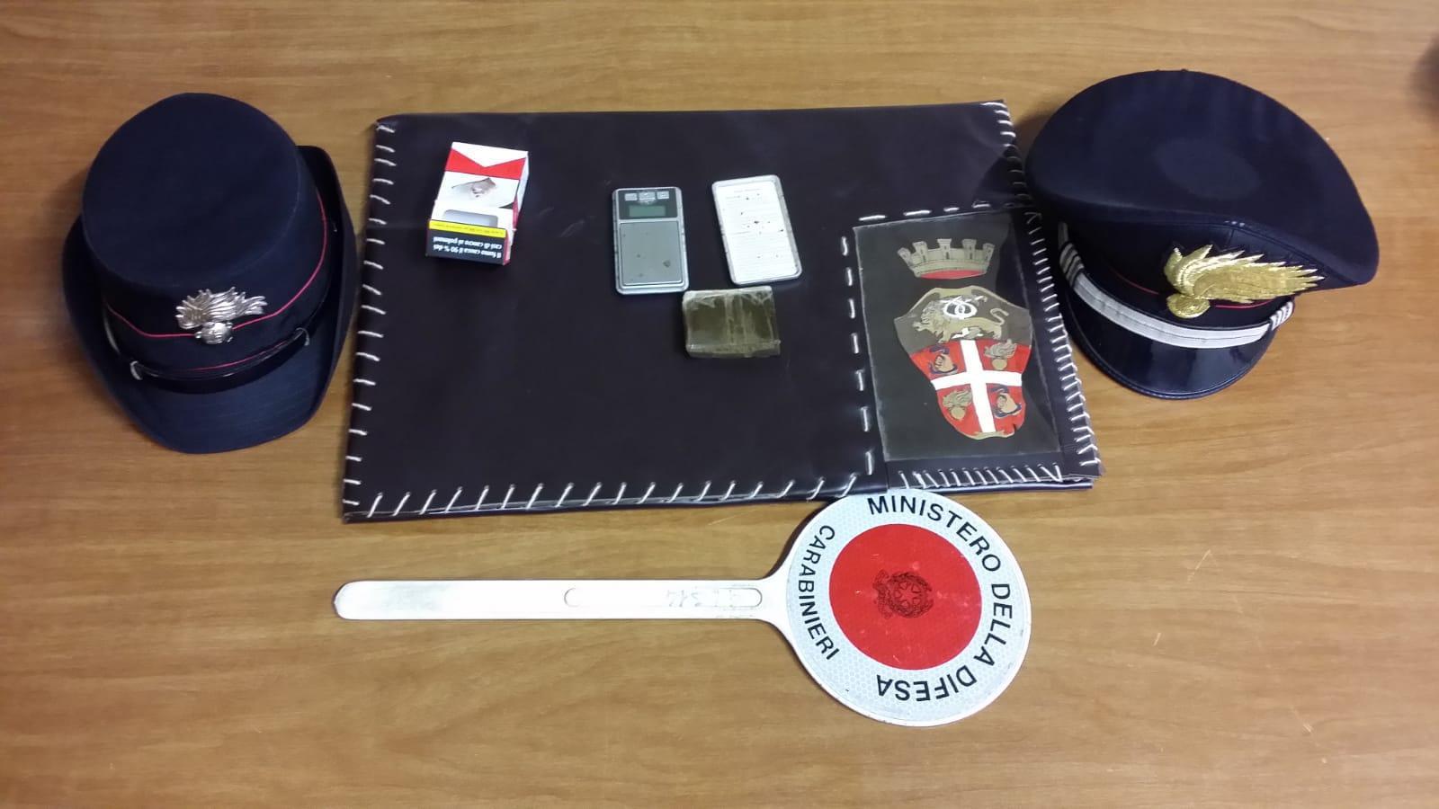 In giro con un panetto di hascisc e bilancino digitale: arrestata e condannata