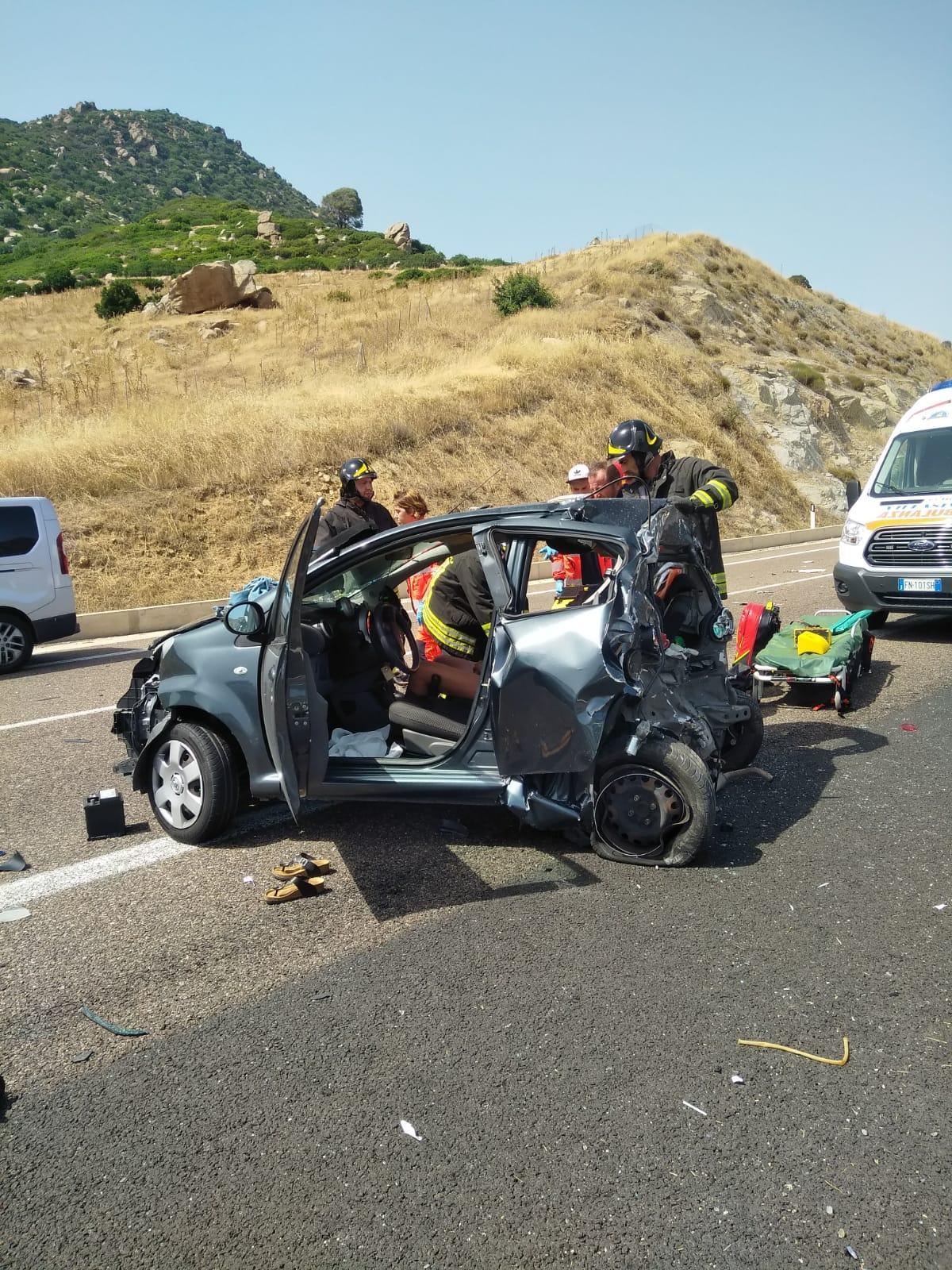 Violento tamponamento fra tre auto sulla nuova 125: grave una donna di 36 anni 