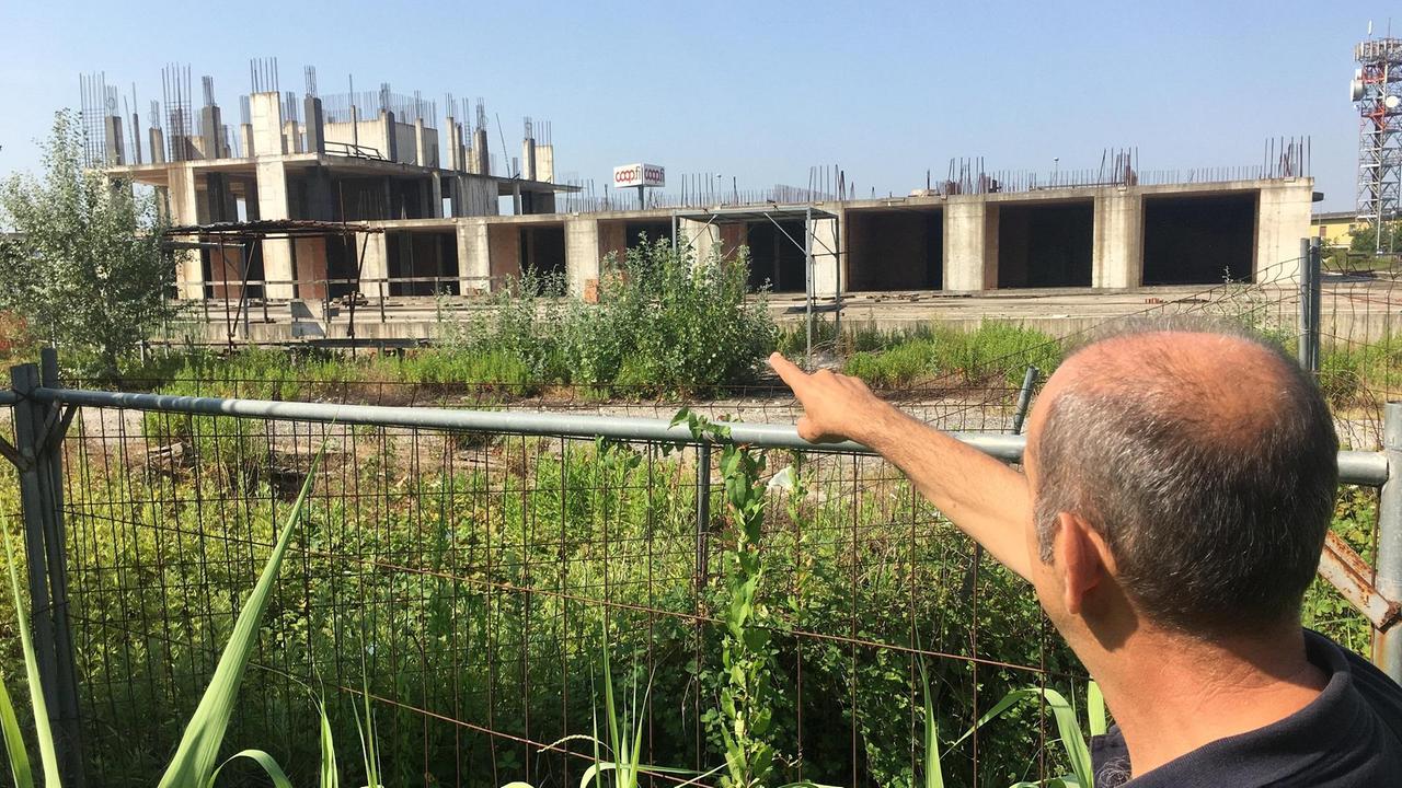 L'immobile mai terminato alle porte di Pontedera
