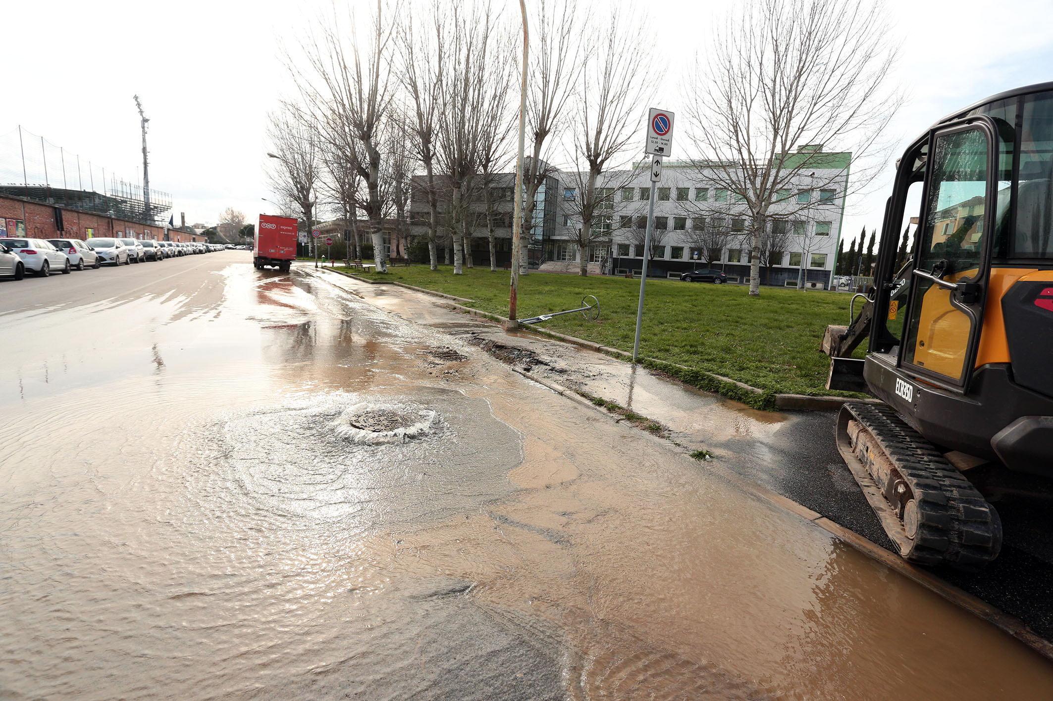 Una perdita d'acqua a Empoli (foto d'archivio)