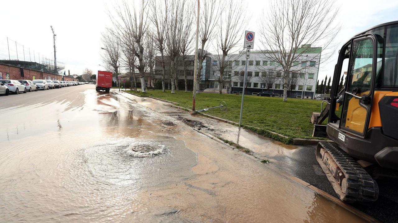 Una perdita d'acqua a Empoli (foto d'archivio)
