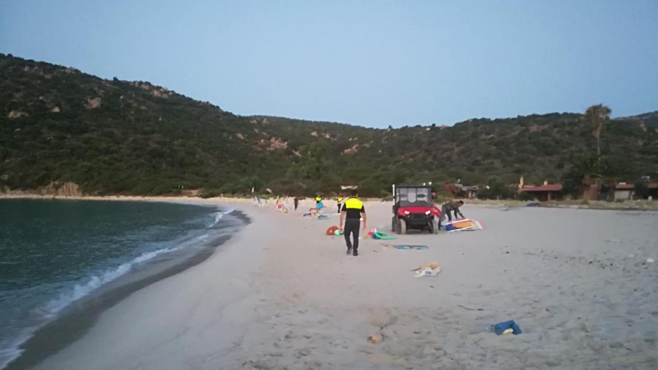 Blitz all'alba nelle spiagge libere: sequestrati ombrelloni e sdraio 