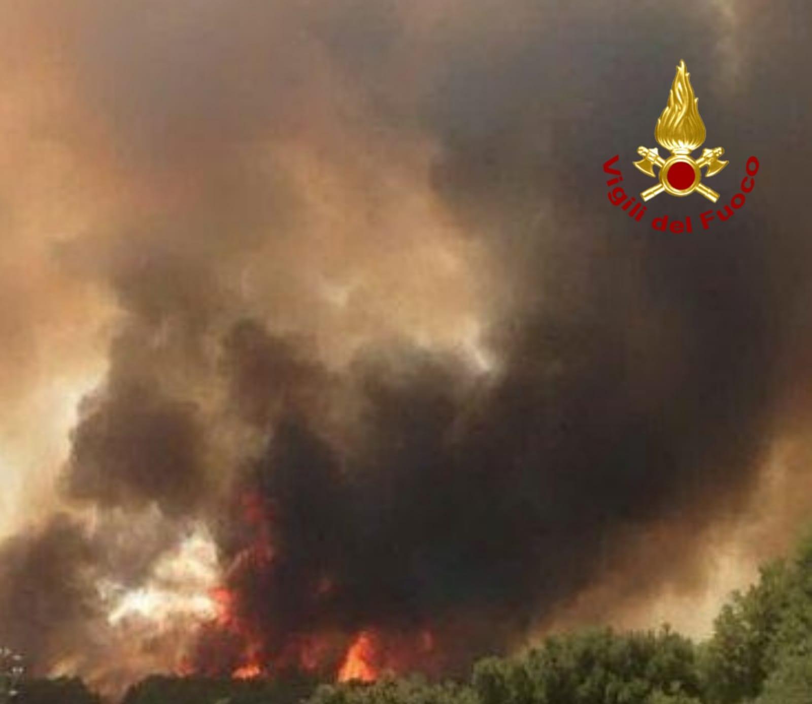 Un incendio, immagine di repertorio (foto Mario Rosas)
