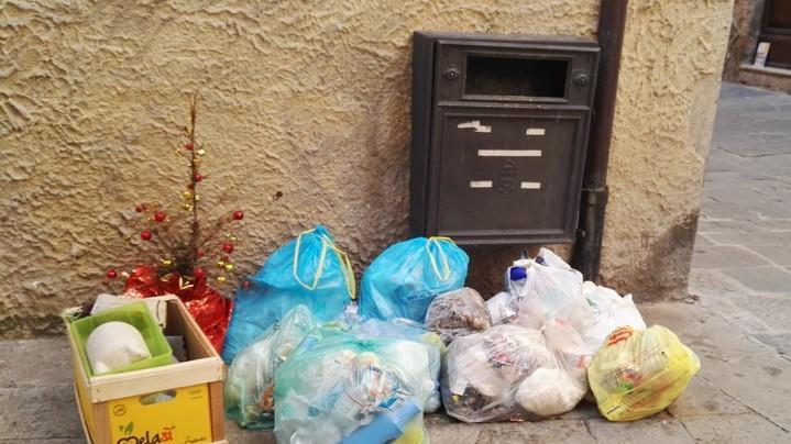 Abbandoni dei rifiuti Potenziate le ispezioni per scoprire gli incivili