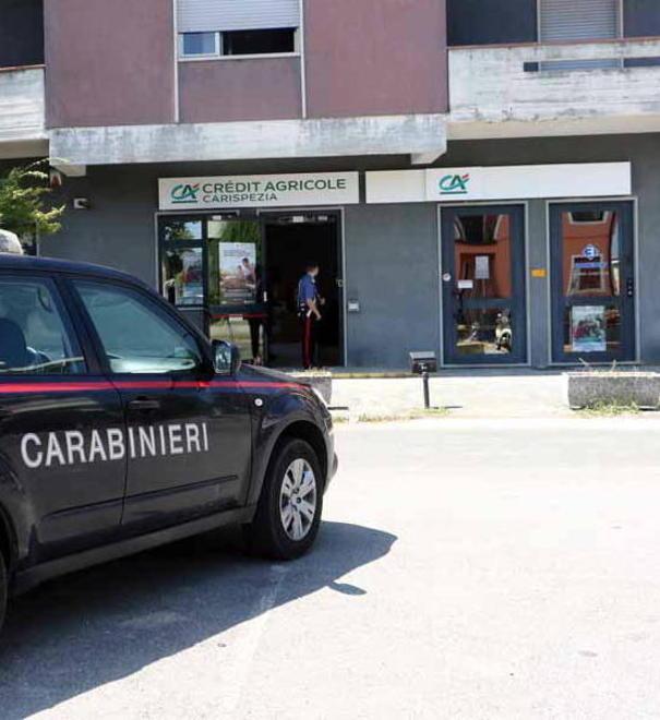 Assaltano la banca a Barbarasco Il paese bloccato per il rischio bomba