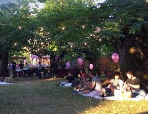 Un romantico pic nic serale dentro il Parco dei Castagni