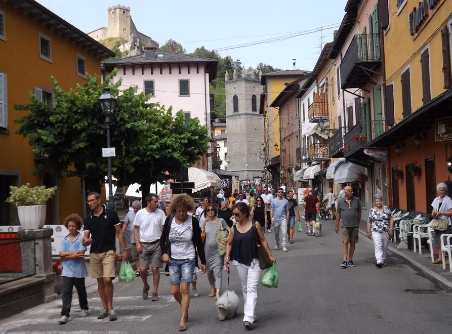 Oggi in tour con È Scamàdul In piazza Vittoria tributo a Dalla