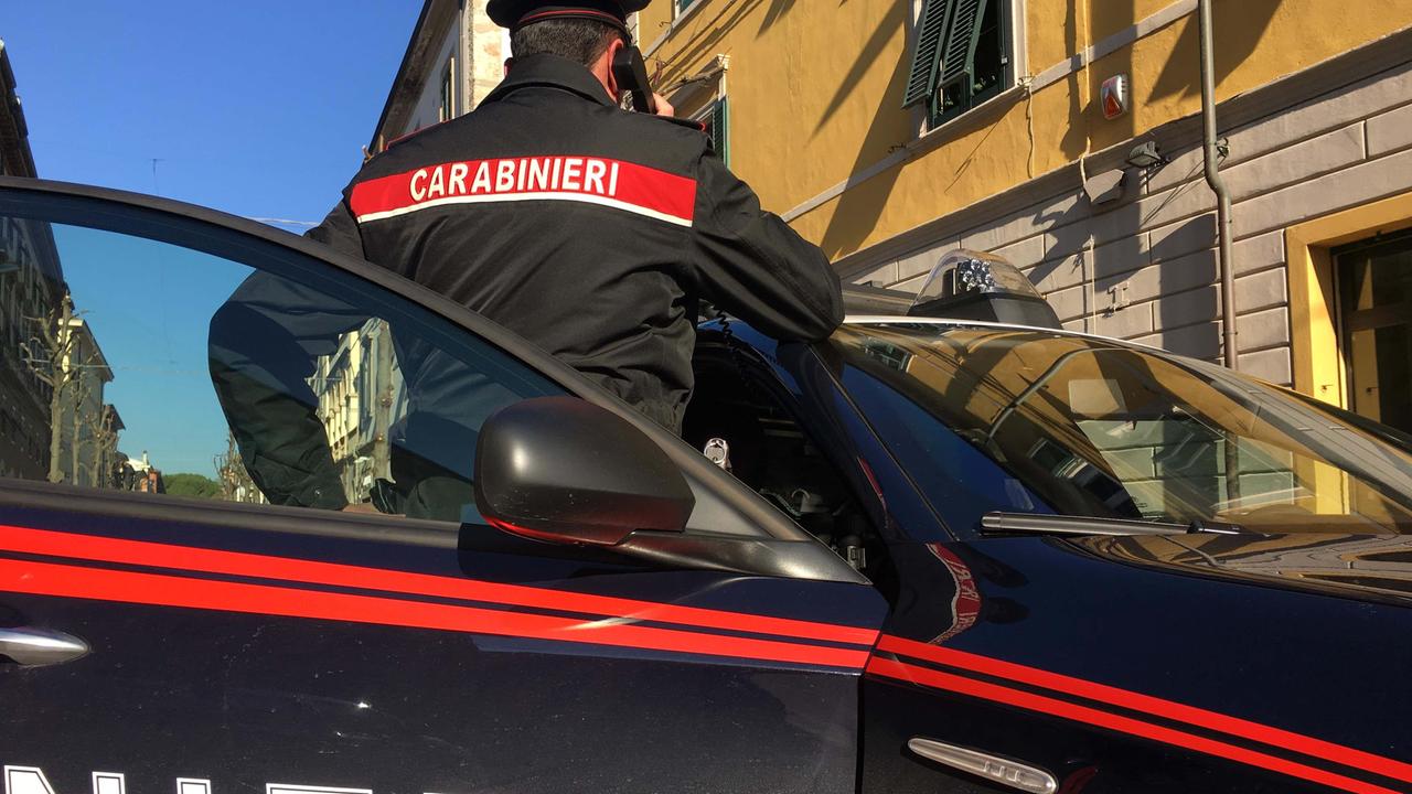 Picchia prima una ragazza e poi i carabinieri: arrestato