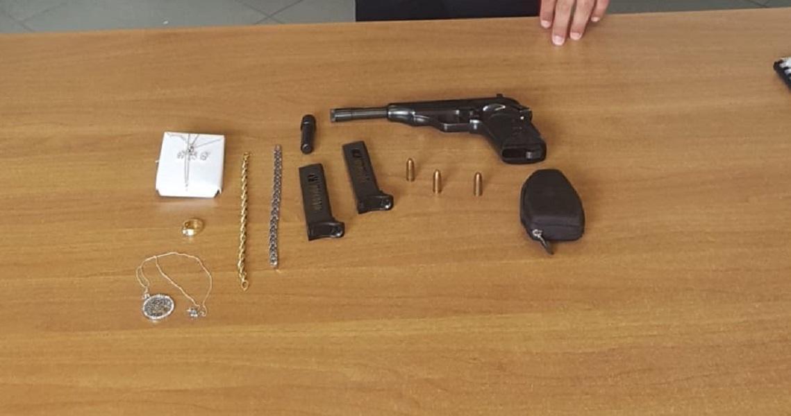 Finale, ruba oro e pistola in casa di un pensionato: denunciato 