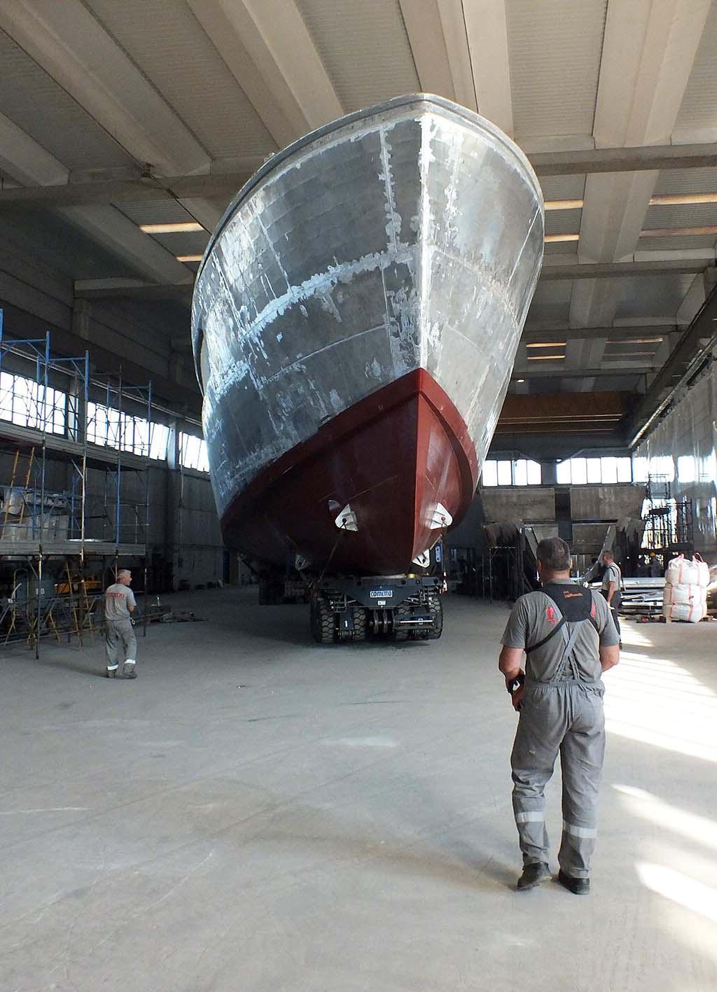 Il mega yacht guidato col joystick fuori dal capannone (foto Paolo Barlettani)