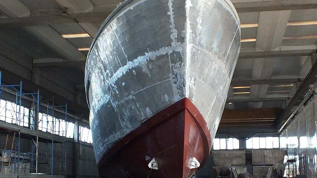 Il mega yacht guidato col joystick fuori dal capannone (foto Paolo Barlettani)