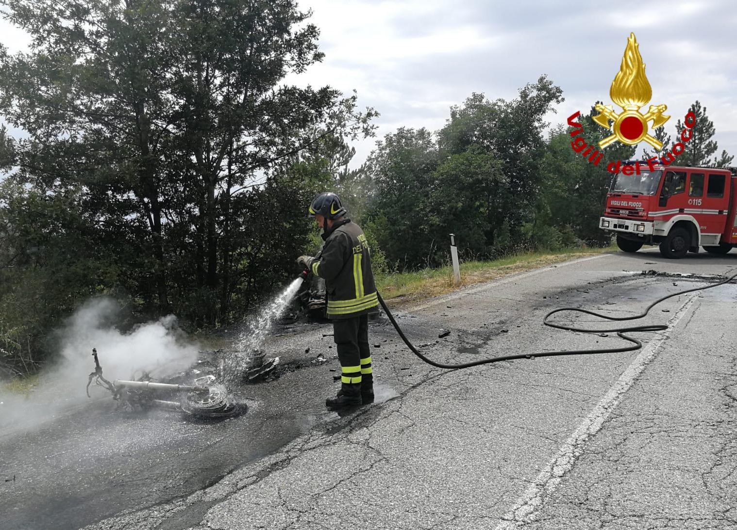 Un vigile del fuoco spegne la moto incendiata