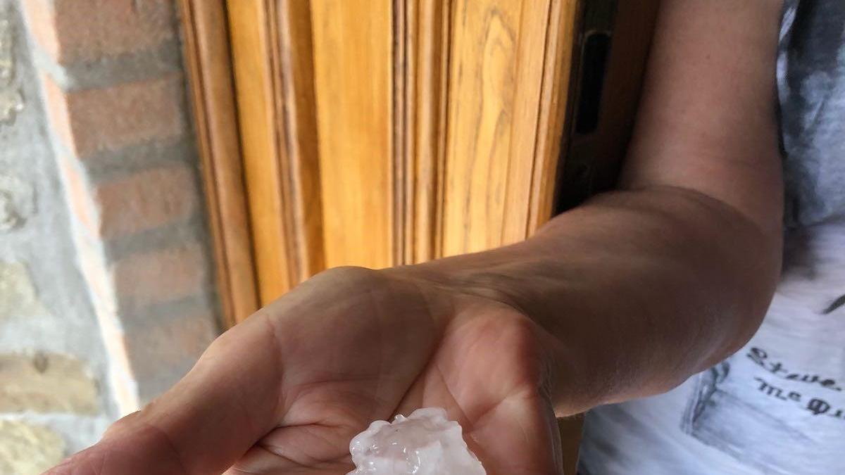 I chicchi di grandine caduti a Montepiano
