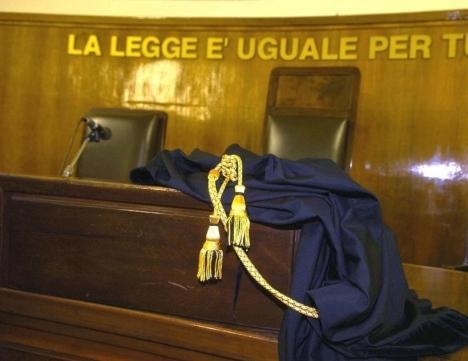 Perseguita e rapina la sua ex: condannato a due anni e 4 mesi 