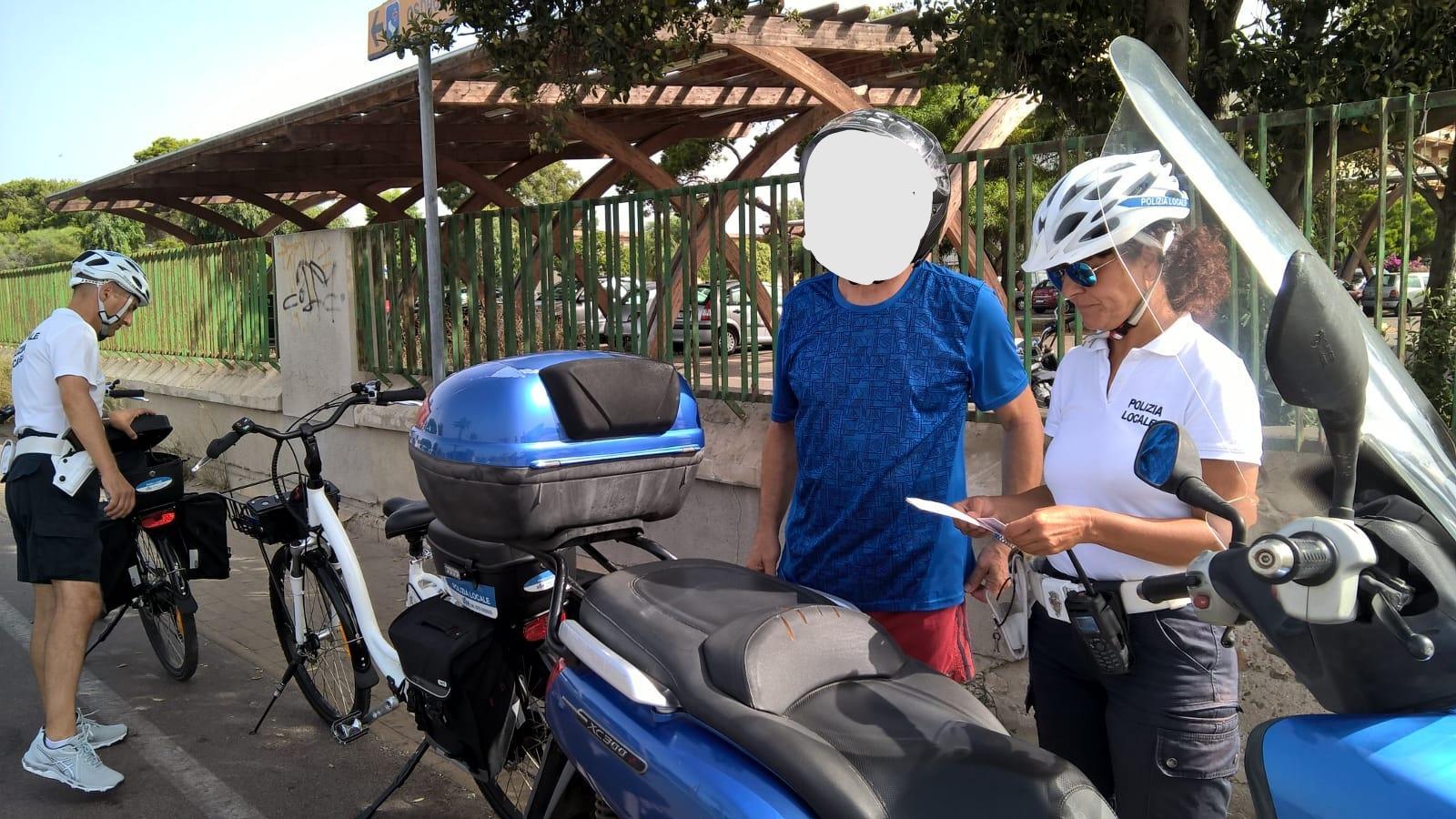 Gli agenti della polizia municipale al lavoro al Poetto